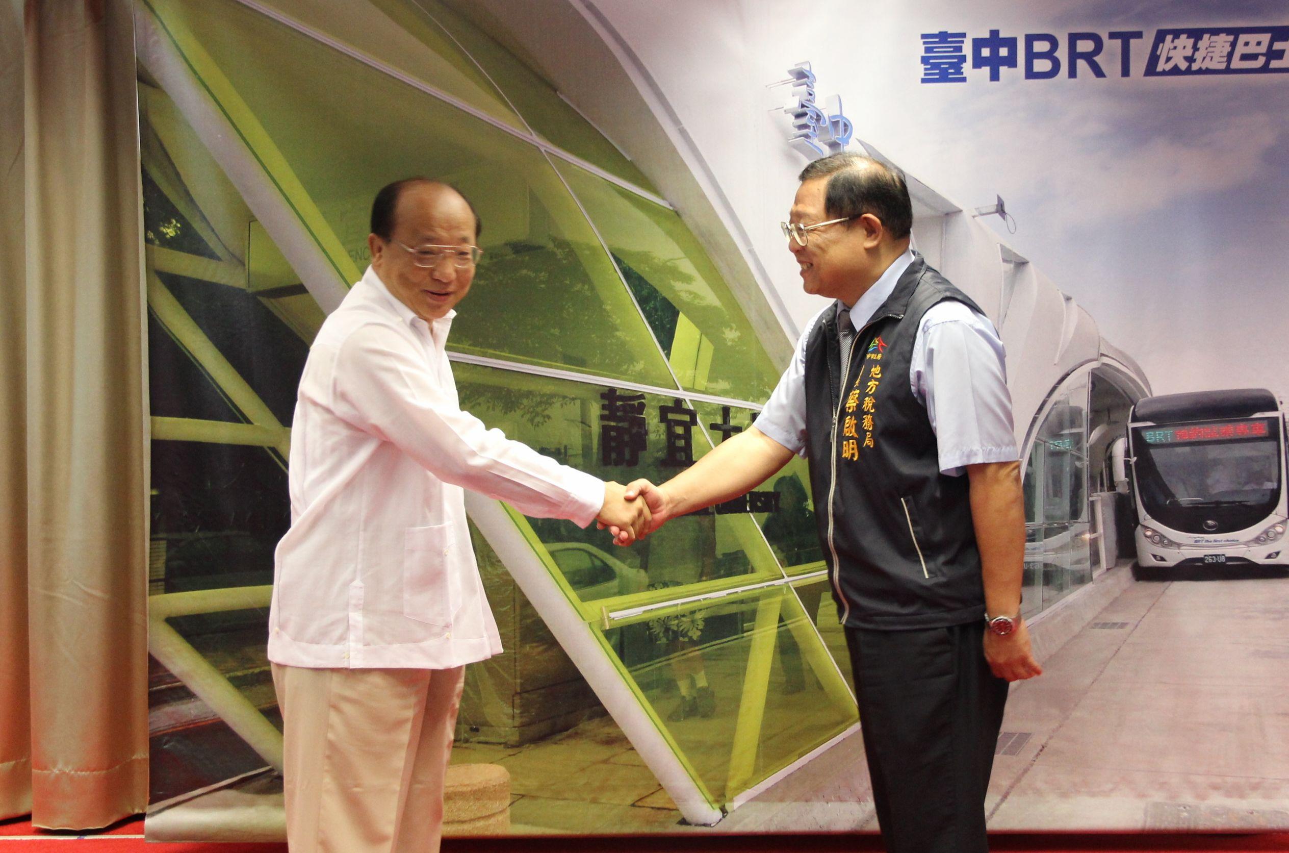 胡市長7月21日於市政會議中頒獎,由蔡局長代表受獎。
