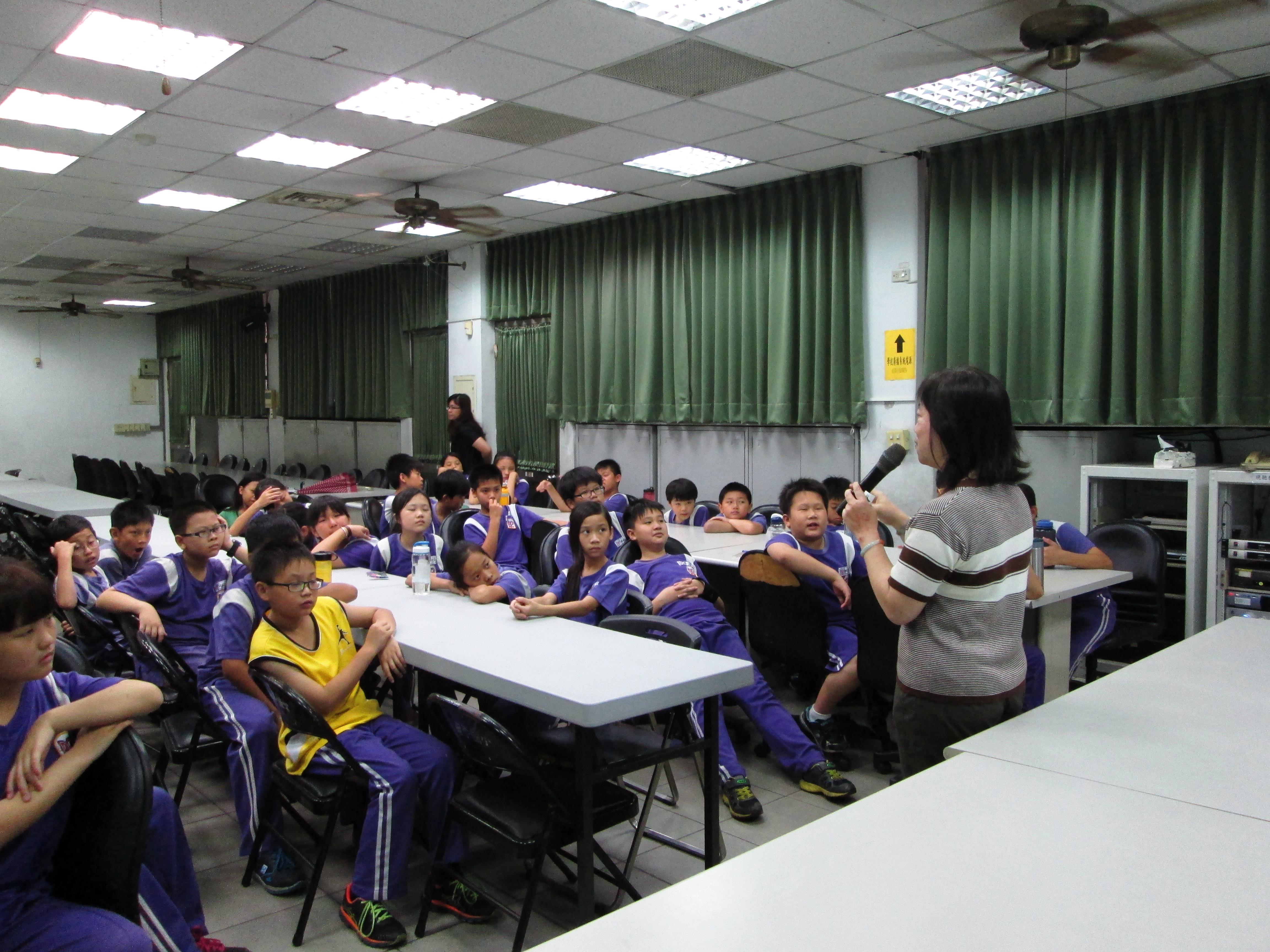 王講師吸引了小朋友對租稅的興趣，讓每位同學聽得津津有味呢！