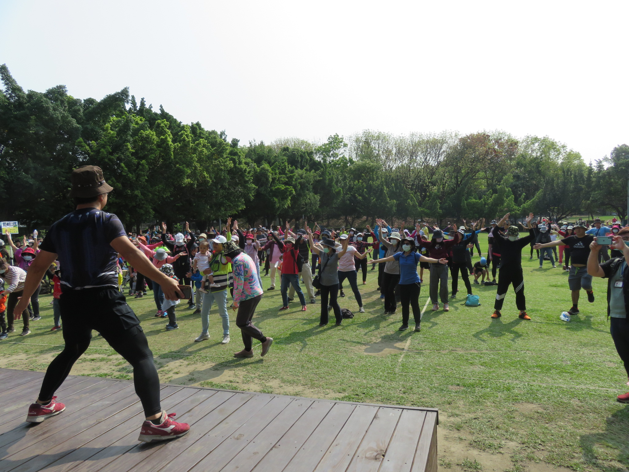 臺中市南區體育會「運動i臺灣迎向健康春季健行」--各路人馬群聚一堂，大家熱情齊聚健走熱身，參加一場充滿自信歡樂的健康健行。