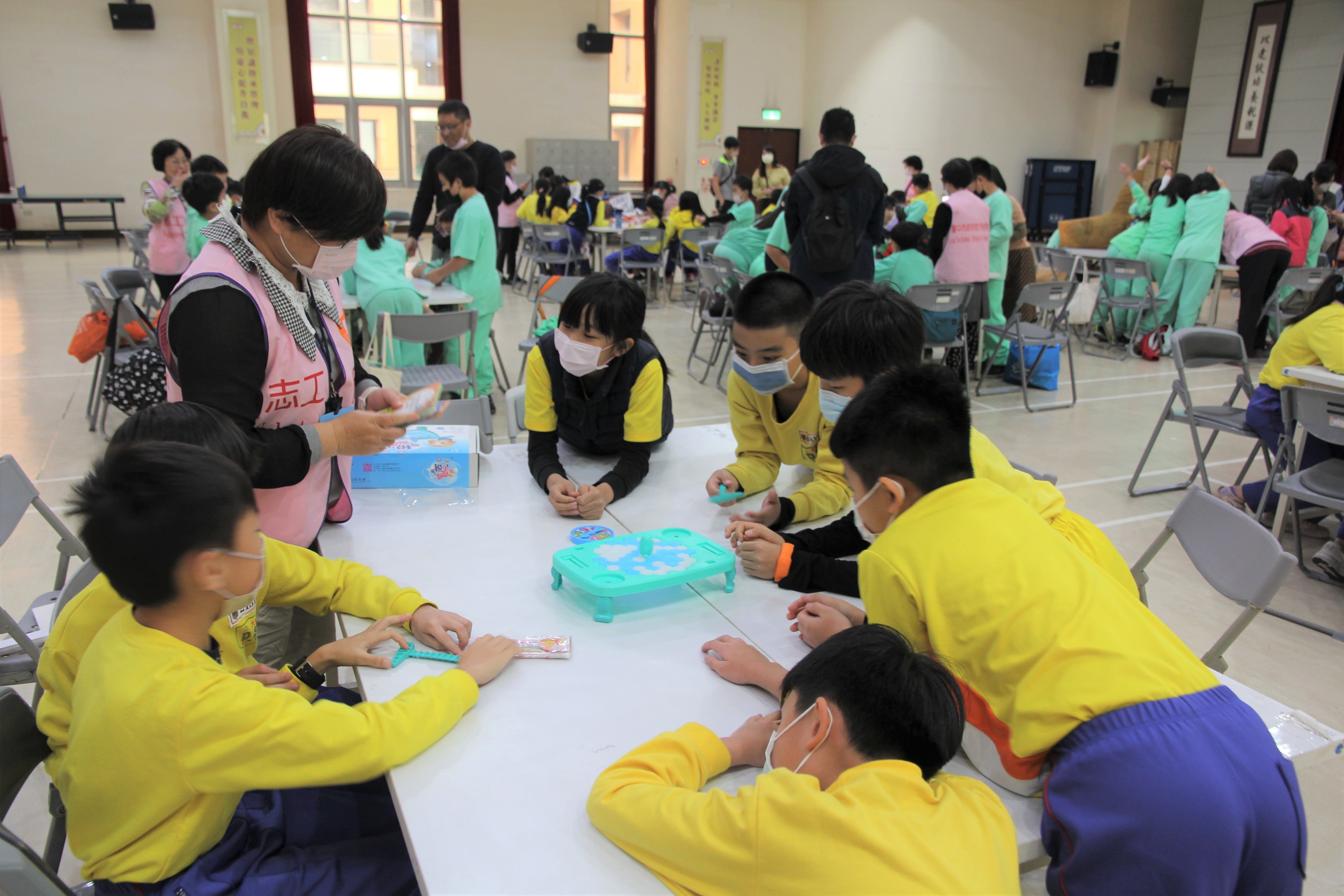 以租稅遊戲的活動來提升學童學習的興趣，藉由志工稅務問答來進行桌遊，強化學習成效。