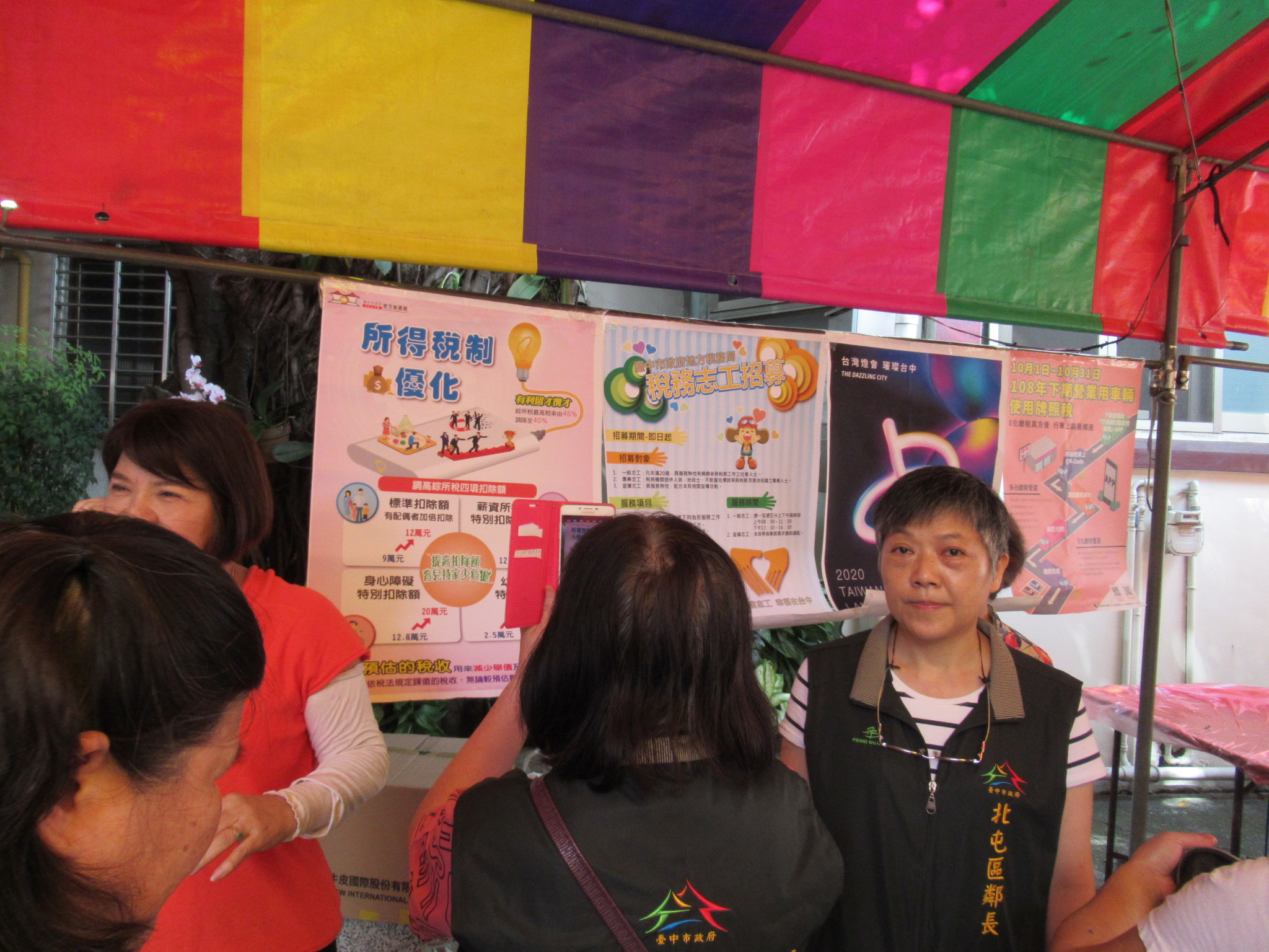 現場張貼臺灣燈會在臺中、所得稅優化等宣導海報，提高宣導資訊曝光度。