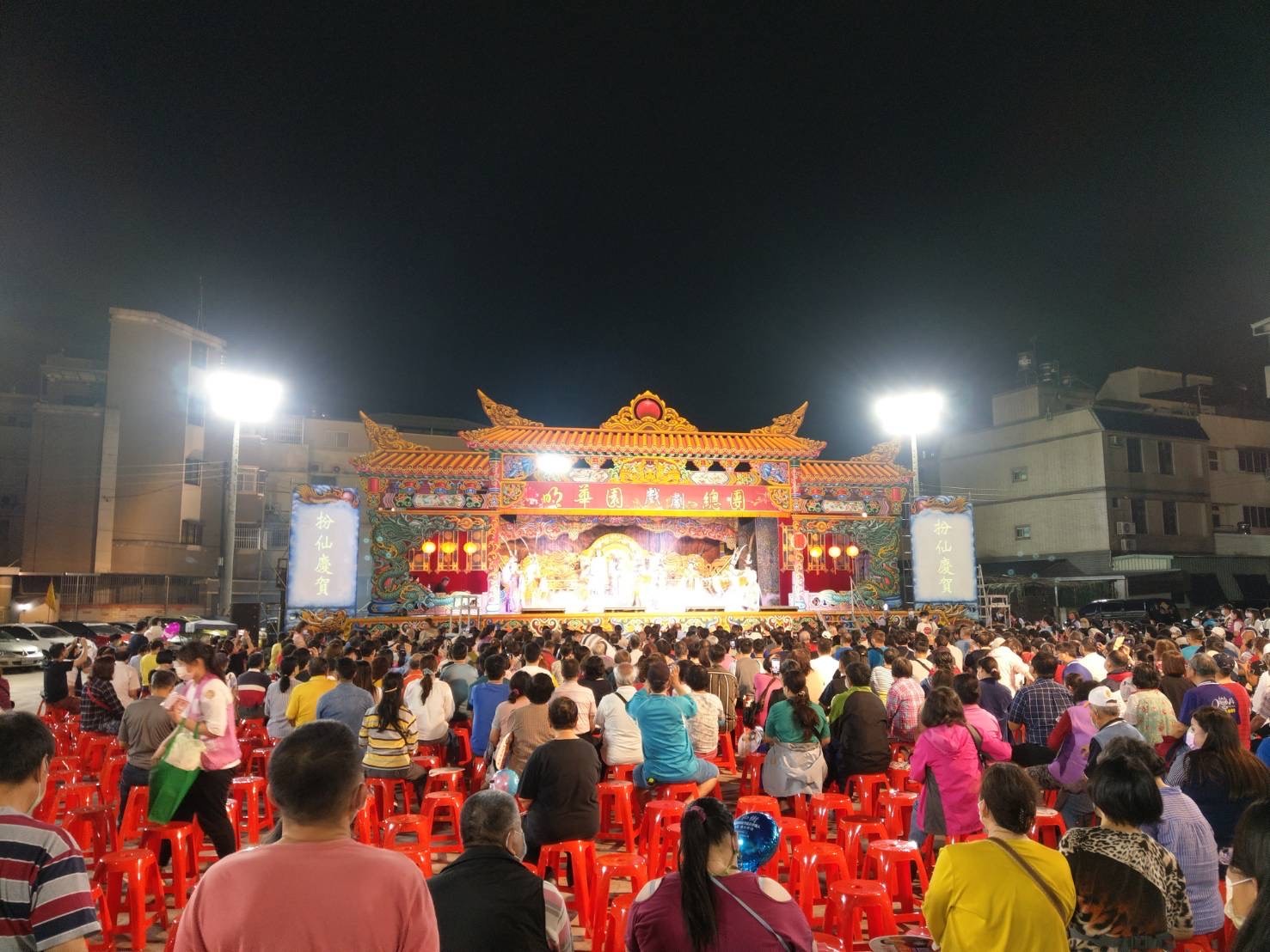 此次大里區公所邀請明華園總團演出，無敵小生「孫翠鳳」讓眾多民眾慕名而來，現場熱鬧非常。
