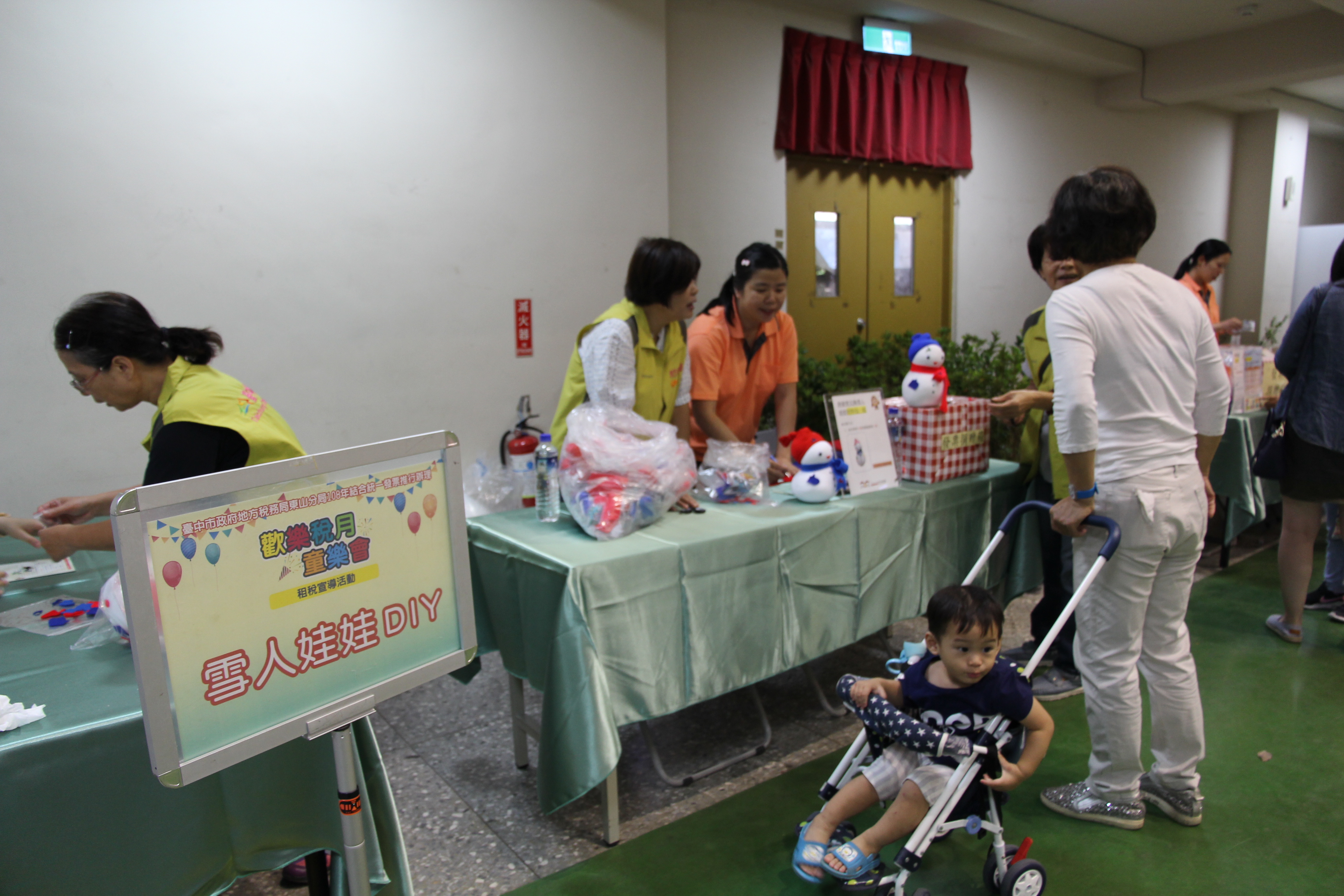 為了因應活動主軸客群以小朋友及家長為主，現場設立雪人娃娃DIY攤位，提供民眾材料包與小朋友一起製作可愛的娃娃！