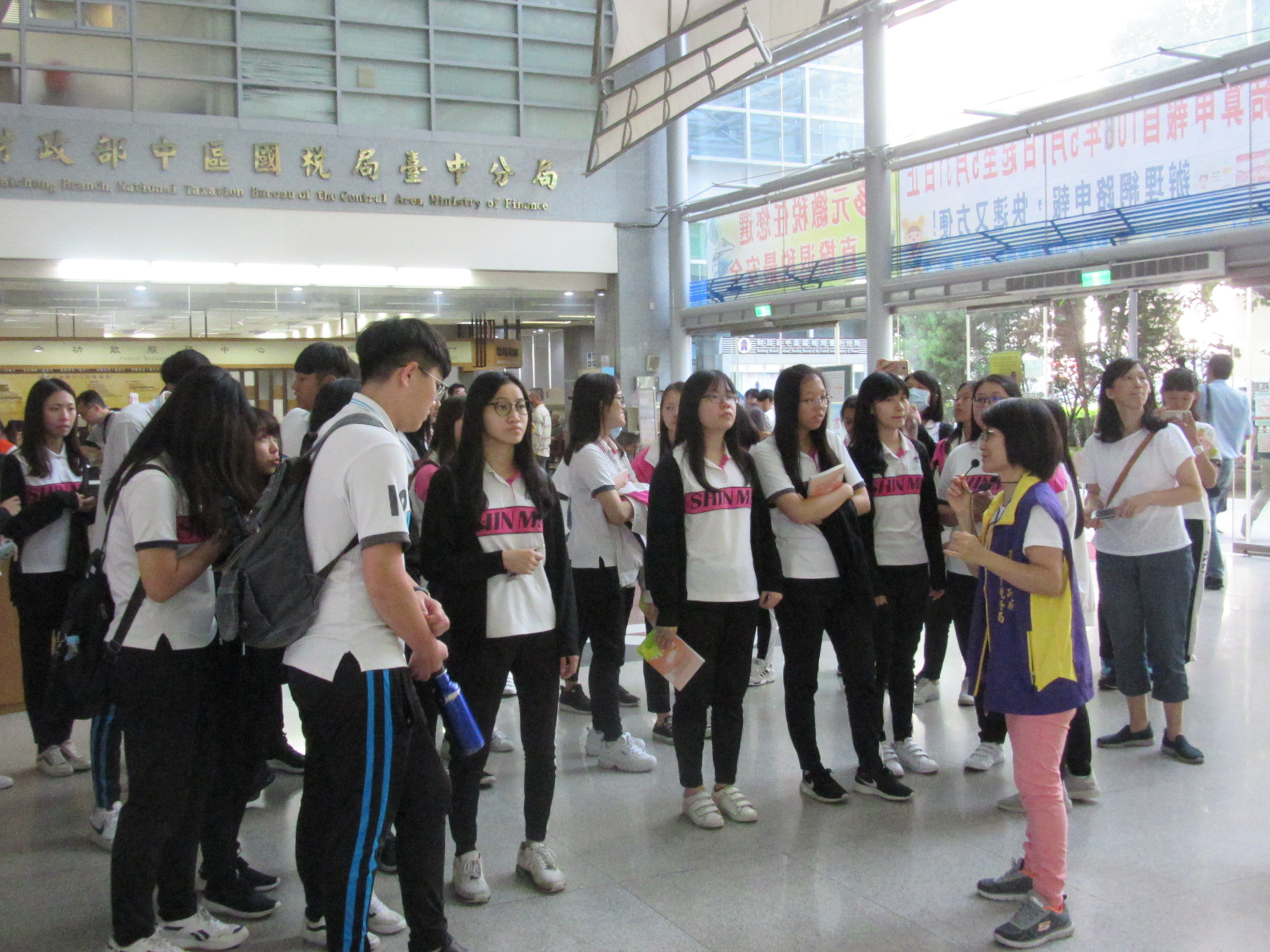 臺中市新民高級中學參訪地方稅務局，由賴股長帶著同學們認識地方稅與國稅。