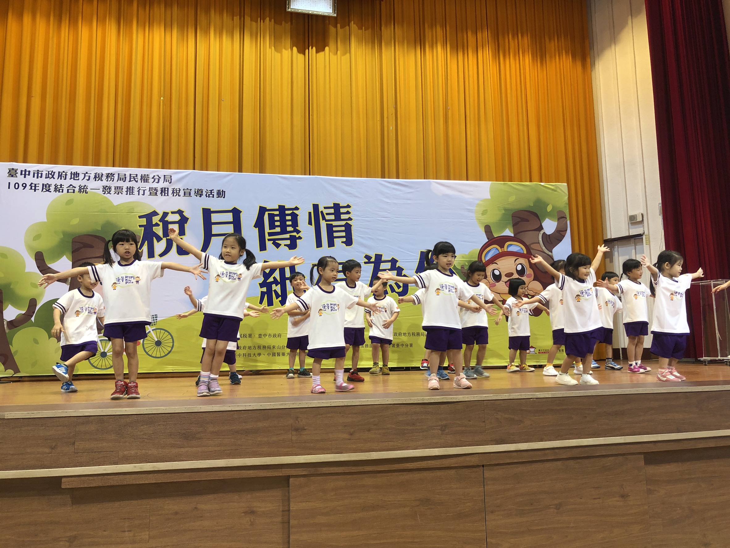 惠華幼兒園帶來的開場舞蹈「勇氣百分百」，小朋友賣力跳舞，可愛模樣炒熱現場氣氛!